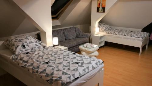 Oelsnitz/Erzgeb. Apartment | Attic Oelsnitz am Hegebach mit Netflix und Parkplatz Self Check-in