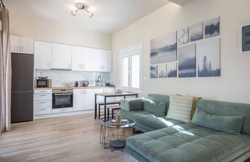 Agios Panteleimonas Apartment | ATTIKI METRO Top Floor Apartment