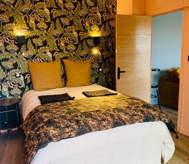Saintes Apartment | "Au Fil de la Charente" - Coeur de Saintes - WIFI Clim - Classé 4 étoiles - 4 pers