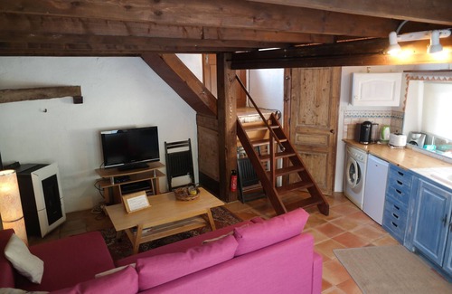 Greolieres Apartment | Au Pied du Château. Studio in the heart of the medieval village of Gréolières.