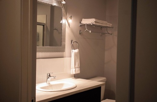 Alfred Hotel | Auberge Le Chardo Inn