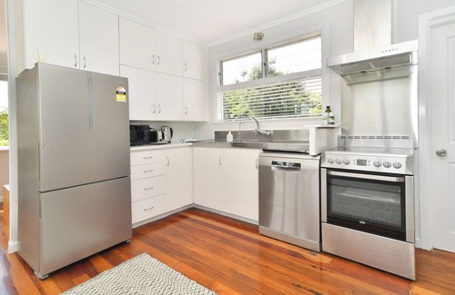 Mangere House | Auckland Airport Sanctuary; sleeps 9; quiet, spacious and family-friendly