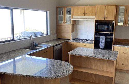 Grahams Beach House | Auckland Beach Retreat