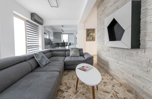Cluj County Apartment | August Getaway Spacious 2-Bedroom Sleeps 5 Free Parking