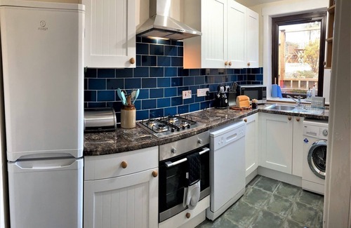 Leven Cottage | Aultnagar pet friendly, 2 bedrooms, sleeps 4, free WiFi near St Andrews Fife