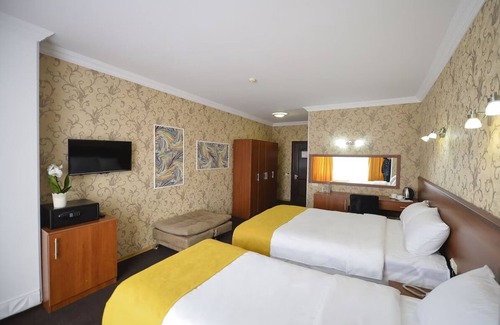 Old Boulevard Hotel | Aura Boutique Hotel - Family Triple Roomn