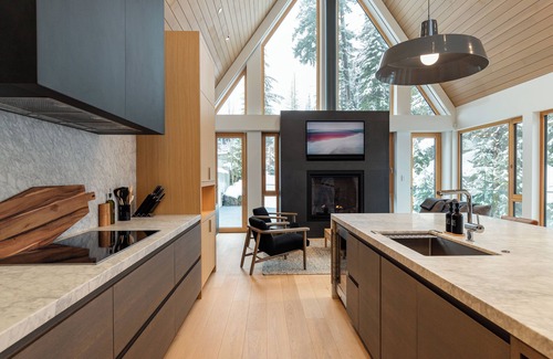 Whistler Creekside House | ❄︎Aurora Estate Kadenwood ❄︎ Luxury 6 BR/Hot Tub/Sauna/Gym/Private Gondola/Ski-In/Out/Bike-In/Out