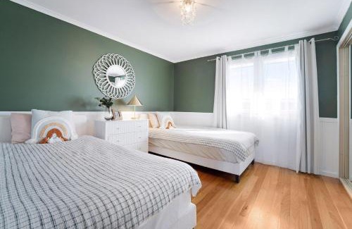 Glen Alpine House | Aussie Escape Poolside Comfort and Relaxation
