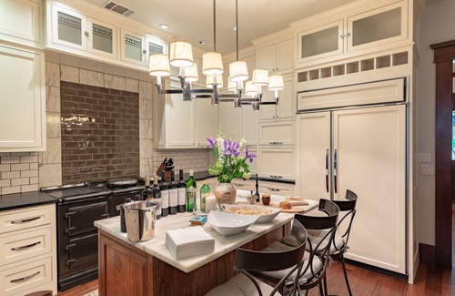 Swede Hill House | Austin Luxury Escape – 8 Bedrooms, Pool, Hot Tub, BBQ, & Steps from UT & Moody