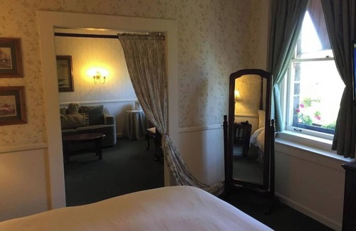 Santa Rosa Hotel | Authentic 1907 Room Near Santa Rosa Restaurants, Boutique Shops + Vineyards