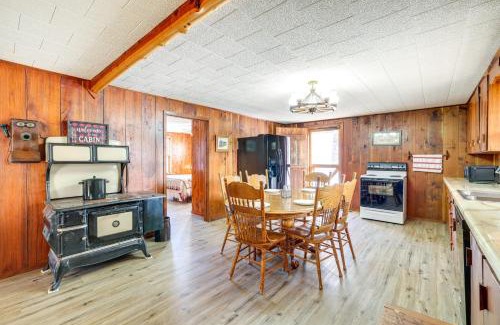 Pineville House | Authentic Log Cabin in Pineville about 2 Mi to River!