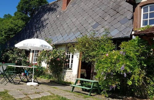 Montfort-sur-Risle House | Authentic Normandy farmhouse in a village: spa, nature & wifi