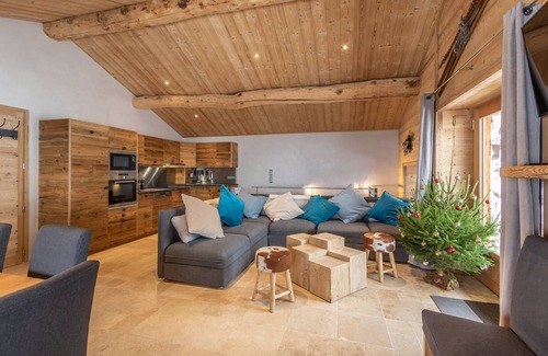 Arc-1600 Ski Chalet | Authentic renovated chalet on the slopes 5 min walk Arc 1600 4 ch 3 bath 12pers