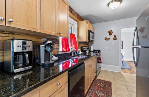 Downtown House | Authentic Vibe~70"TV~King Suite~Pets~Walkable!