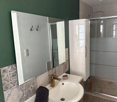 Laval Apartment | Authentique Lavallois T3 au cœur du vieux Laval