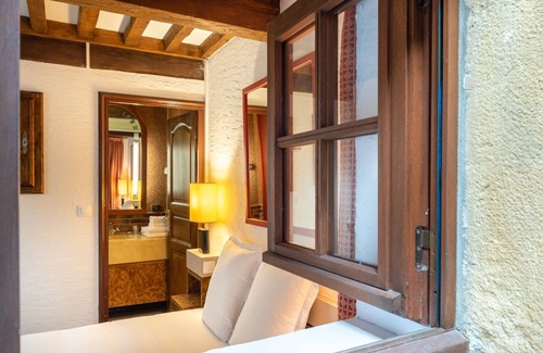 Sourzy House | Aux Prisons de Montagny