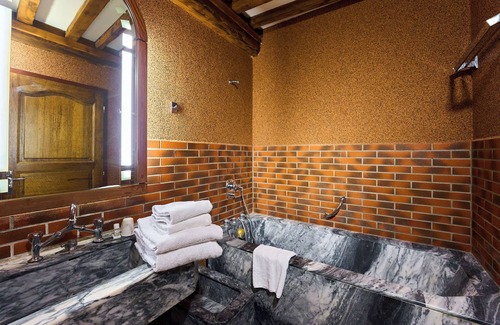 Sourzy House | Aux Prisons de Montagny