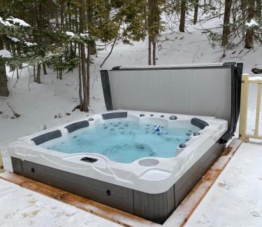 Lac-Megantic Ski Chalet | Aux Retrouvailles spa à l'année