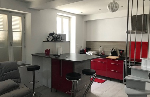 Auxerre House | Auxerre City Center: Small House