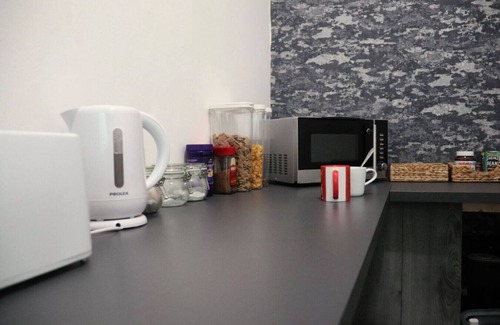 Everton Apartment | AV Space 2: Group-Friendly Stay Near Anfield Stadium