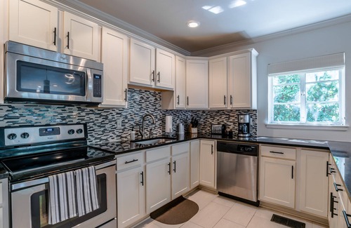 Touro Apartment | AVENUE GARDENS at 4132 Saint Charles "C2"
