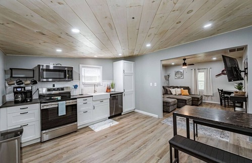 Mosby House | Aviation Haven: 5 Mins to RIC, Ready for Takeoff!