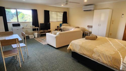 Aongatete Bed & Breakfast | Avocado Orchard Retreat!