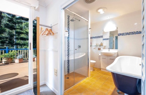 North Tamborine Bed & Breakfast | Avocado Sunset B&B