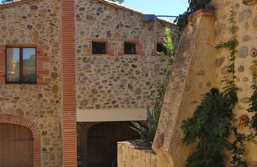 Vives Apartment | Award-winning Character Holiday Apartment in a Catalan Farmhouse ("Granados")