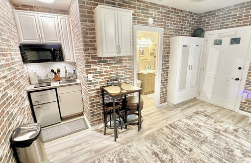 Jackson Apartment | Awesome Apartment w/80” Smart TV & Surround Sound Near Six Flags Great Adventure