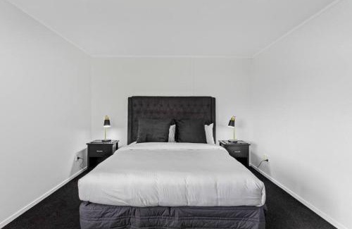Manukau City Apartment | Awesome Designer 3BR Apt in the Heart of Manukau
