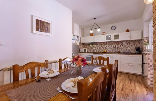 Daruvar House | Awesome home in Daruvar with jacuzzi
