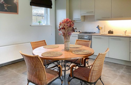 Nieuwkapelle House | Awesome home in Diksmuide with WiFi