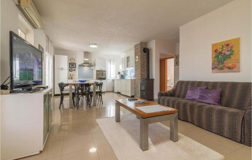 Velim House | Awesome Home In Krkovic With Sauna