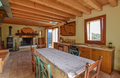 Venegazzu House | Awesome home in Miane with WiFi