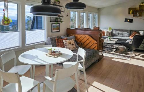 Sandvika House | Awesome Home In Sandvika With Wifi