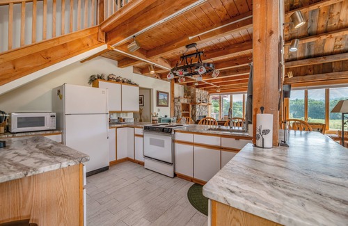 Sunday River Area Cabin | Awesome Views! 3 minute drive to the Sunday River liftsnSleeps 8
