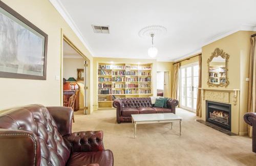 Echuca House | Ayr House - Echuca Holiday Homes