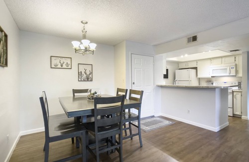 Tempe Condo | AZ Sunset-PRIME location-Tempe-Mesa-Phoenix-Close to Freeways- King Bed!