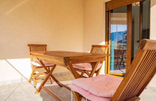 Donja Lastva Apartment | Azzuro - Cozy Studio with Balcony near Beach