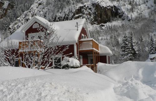 Petit-Saguenay Bed & Breakfast | B&B Les Deux Pignons