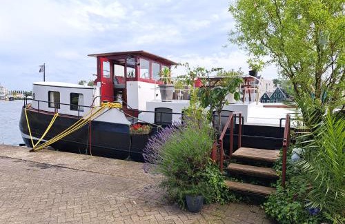 Wormer Bed & Breakfast | B&B Teddy "Prachtig authentiek woonschip uit 1912, 15 minuten van Amsterdam"