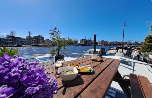 Wormer Bed & Breakfast | B&B Teddy "Prachtig authentiek woonschip uit 1912, 15 minuten van Amsterdam"