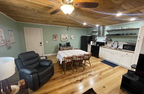 Jamestown Apartment | B - New near Jamestown Dock
