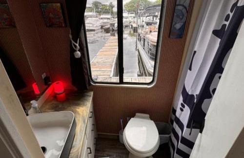 La Crosse Boat Rental | b3 Couples Therapy Yacht