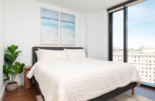 Bay Village Apartment | Back-Bay Upscale Central Penthouse W Roof-top