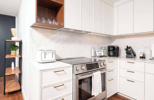 Bay Village Apartment | Back-Bay Upscale Central Penthouse W Roof-top