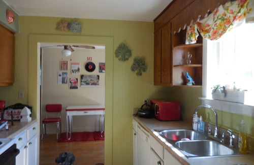 Athens House | BACK TO THE 50'S GUEST HOUSE
