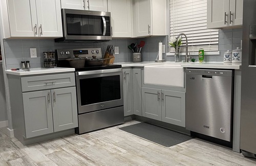 South Daytona House | Backyard , washer and dryer, four smartnTVs°Full Kitchen°free Parking°King