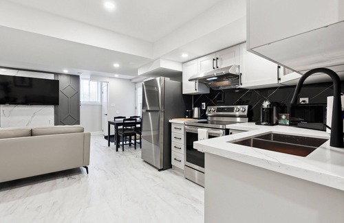 Whitchurch-Stouffville Hotel | Baker Hill Executive Suite - 2 Bedroom Basement Apartment w/Full Kitchen & Bath